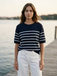 Sweter z krótkim rękawem w paski - granatowy. Niebieskie swetry damskie Sinsay, l, bez wzorów, bez kołnierzyka, bez ramiączek, krótkie, bez kaptura. Za 29.99 zł.