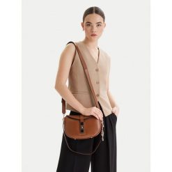 Torebka Guess. Brązowe torebki do ręki damskie Guess, z aplikacjami, klasyczne, bez dodatków. Za 589.99 zł.