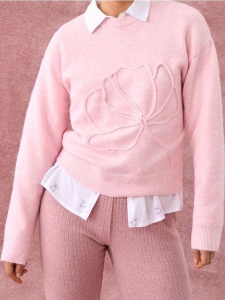 Sweter z aplikacją 3D z domieszką wełny - różowy. Czerwone swetry damskie Sinsay, l, z aplikacjami, z wełny, bez kołnierzyka, bez ramiączek, bez kaptura. Za 59.99 zł.