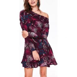 ASYMETRYCZNA SUKIENKA Z PRINTEM. Sukienki damskie marki TOP SECRET. W wyprzedaży za 39.99 zł.
