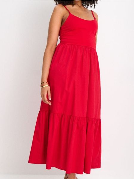 Bawełniana sukienka midi na ramiączkach - czerwony. Czerwone sukienki damskie Sinsay, l, bez wzorów, z bawełny, bez kołnierzyka, bez ramiączek, midi. Za 35.99 zł.