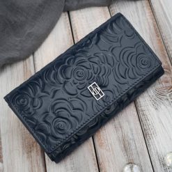 Duży portfel damski skórzany z tłoczeniem w kwiaty granatowy Paolo Peruzzi AL-14-NV. Niebieskie portfele damskie Paolo Peruzzi, bez wzorów, ze skóry. Za 89.00 zł.