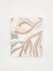 Wzorzysty szal - wielobarwny. Szaliki i chusty damskie Reserved, bez wzorów. W wyprzedaży za 39.99 zł.