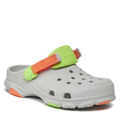 Klapki Crocs. Brązowe klapki damskie Crocs, bez wzorów, bez obcasa. Za 169.99 zł.