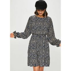 Only - Sukienka Lara. Szare sukienki damskie Only, w paski, z poliesteru, casualowe, z okrągłym kołnierzem. W wyprzedaży za 139.90 zł.