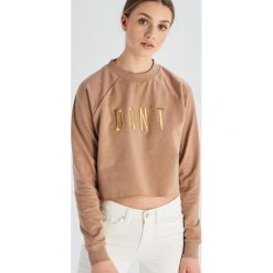 Krótka bluza z haftowanym napisem - Beżowy. Bluzy damskie marki Sinsay. Za 49.99 zł.