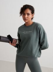 Damska bluza dresowa czesana, luźny krój Serif szałwiowa zieleń. Zielone bluzy damskie Aim'n, m, bez wzorów, z bawełny, bez kaptura, na fitness i siłownię. Za 202.80 zł.