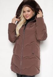 Brązowa Kurtka Pikowana z Odpinanym Kapturem i Futrem Arlittia. Brązowe kurtki damskie Born2be, xl, bez wzorów, z jeansu. Za 259.99 zł.