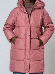 Płaszcz pikowany - różowy. Czerwone płaszcze damskie Sinsay, l, bez wzorów, bez kaptura. Za 129.99 zł.