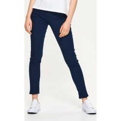 Denimowe jegginsy - Granatowy. Niebieskie legginsy damskie Cropp, z jeansu. Za 59.99 zł.