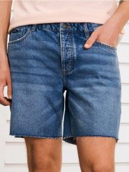 Szorty jeansowe z surowym wykończeniem - niebieski. Niebieskie szorty męskie Sinsay, bez wzorów, z jeansu. Za 49.99 zł.