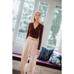 Top do jogi Moonholi Total Eclipse z długim rękawem. Czerwone koszulki sportowe damskie MOONHOLI, bez wzorów, bez kołnierzyka, bez ramiączek, na jogę i pilates. Za 329.00 zł.