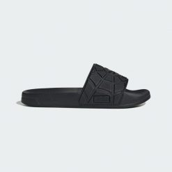 KLAPKI PRYSZNICOWE ADIDAS MARVEL SPIDER-MAN ADILETTE. Czarne klapki męskie Adidas, z syntetyku, klasyczne. Za 179.00 zł.