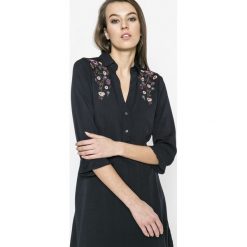 Answear - Sukienka. Sukienki damskie ANSWEAR. W wyprzedaży za 89.90 zł.