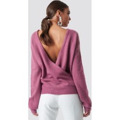 NA-KD Trend Dzianinowy sweter z kopertowym tyłem - Pink. Swetry damskie marki NA-KD Trend. Za 121.95 zł.
