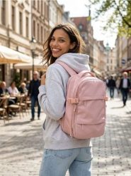 Plecak podróżny z kieszenią na laptopa - różowy. Czerwone plecaki damskie Sinsay, bez wzorów, sportowe. Za 79.99 zł.