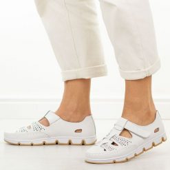 Białe przewiewne skórzane półbuty damskie T.Sokolski w26-86. Białe półbuty damskie Sokolski, na lato, bez wzorów, z jeansu, klasyczne, z okrągłym noskiem, bez obcasa, na płaskiej podeszwie, bez zapięcia. W wyprzedaży za 175.12 zł.