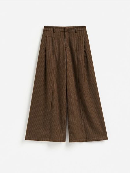 Szerokie spodnie w paski - brązowy. Brązowe spodnie materiałowe damskie Reserved, l, bez wzorów, z tkaniny. Za 199.99 zł.