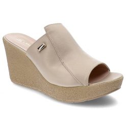 Beżowe Klapki Lamanti Skórzane Buty Damskie. Brązowe klapki damskie LAMANTI, z aplikacjami, ze skóry, bez obcasa, na koturnie, bez zapięcia. Za 239.00 zł.