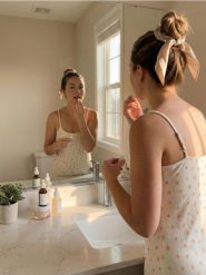 Bawełniana koszula nocna na ramiączkach - biały. Białe koszule nocne damskie Sinsay, l, bez wzorów, z bawełny. Za 39.99 zł.