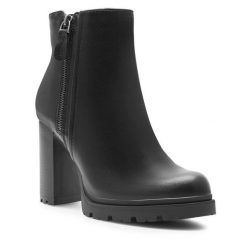 Botki Clara Barson. Czarne botki damskie Clara Barson, bez obcasa, na słupku, bez zapięcia. Za 169.99 zł.