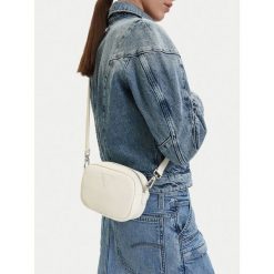 Torebka Guess Jeans. Białe listonoszki damskie Guess Jeans, z aplikacjami, z jeansu, bez dodatków. Za 199.99 zł.