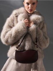 Torebka hobo z imitacji skóry - brązowy. Brązowe torebki do ręki damskie Sinsay, bez wzorów, ze skóry, bez dodatków. Za 39.99 zł.