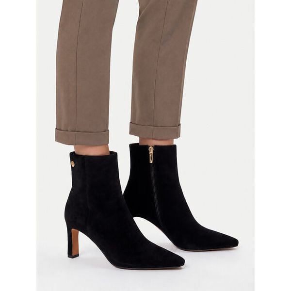 Botki Nine West. Czarne botki damskie Nine West, bez obcasa, na słupku, bez zapięcia. Za 329.99 zł.