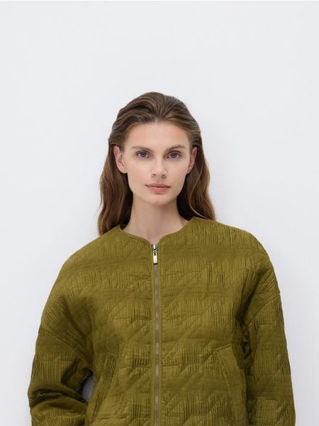 Plisowana kurtka - oliwkowy. Zielone kurtki damskie Reserved, l, bez wzorów, z tkaniny, bez kaptura. W wyprzedaży za 89.99 zł.