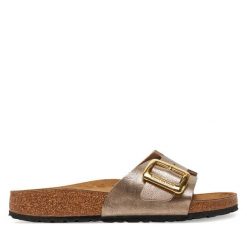 Klapki Birkenstock. Brązowe klapki damskie Birkenstock, bez wzorów, bez obcasa. Za 399.99 zł.