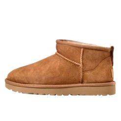 Buty do chodzenia dla dorosłych UGG Classic Ultra Mini Chestnut. Brązowe obuwie sportowe damskie UGG, bez wzorów, trekkingowe. Za 769.00 zł.