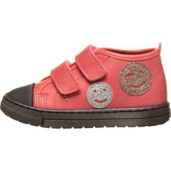 Skórzane sneakersy w kolorze koralowym. Czerwone trampki i tenisówki dziewczęce Billowy, z aplikacjami, bez zapięcia. W wyprzedaży za 152.95 zł.