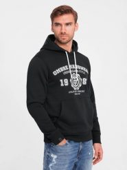Bluza męska kangurka z kapturem i nadrukiem w stylu college – czarna V3 OM-SSPS-0143 - XXL. Czarne bluzy męskie Ombre Clothing, l, bez wzorów, z bawełny, z kapturem. W wyprzedaży za 99.99 zł.
