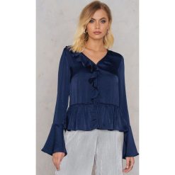 Andrea Hedenstedt x NA-KD Bluzka z falbanką i dekoltem V - Blue. Bluzki damskie marki Andrea Hedenstedt x NA-KD. W wyprzedaży za 48.58 zł.