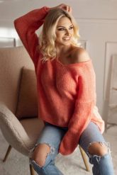 Luźny sweter z dekoltem w serek wełniany pomarańczowy. Brązowe swetry damskie PeeKaBoo, uniwersalny, bez wzorów, z wełny, eleganckie, bez kołnierzyka, bez ramiączek, bez kaptura. Za 229.00 zł.