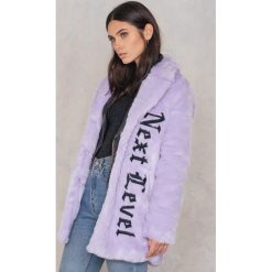 NA-KD Płaszcz ze sztucznego futra z haftem - Purple. Płaszcze damskie marki NA-KD. W wyprzedaży za 133.78 zł.
