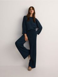 Szerokie spodnie z dzianiny - granatowy. Niebieskie spodnie materiałowe damskie Reserved, l, bez wzorów, z dzianiny. W wyprzedaży za 59.99 zł.