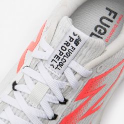 Buty do biegania damskie New Balance Fuelcell Propel V5. Białe obuwie sportowe damskie New Balance, bez wzorów, z kauczuku, do biegania. Za 579.99 zł.