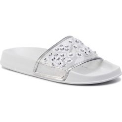 Klapki PEPE JEANS - Flap Cherry PLS70050 Silver 934. Szare klapki damskie Pepe Jeans, z aplikacjami, z jeansu, bez obcasa, bez zapięcia. W wyprzedaży za 109.00 zł.
