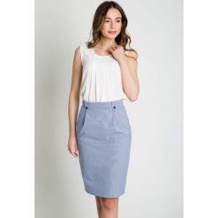 Spódnica za kolano z kieszeniami na przodzie BIALCON. Białe spódnice damskie BIALCON, w prążki, z bawełny, eleganckie. Za 199.00 zł.