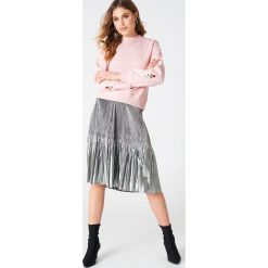 NA-KD Bluza z haftowanymi różami na rękawach - Pink. Bluzy damskie marki NA-KD. W wyprzedaży za 73.17 zł.