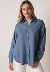 Niebieska Koszula Jeansowa z Bawełną Ozdobiona Kieszonką Koreti. Niebieskie bluzki damskie Born2be, bez wzorów, z bawełny, eleganckie, bez kołnierzyka, bez ramiączek. Za 109.99 zł.