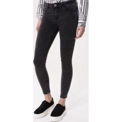 Szare Jeansy Marvel At. Jeansy damskie marki Born2be. Za 79.99 zł.