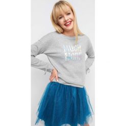 Bluza z hologramowym nadrukiem. Bluzy damskie marki Orsay. W wyprzedaży za 40.00 zł.