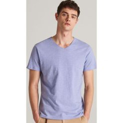 T-shirt z dekoltem V - Fioletowy. T-shirty męskie marki Reserved. Za 29.99 zł.