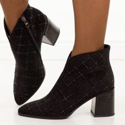 Czarne zamszowe botki damskie na słupku DiA 52-133. Czarne botki damskie DiA, na jesień, z jeansu, eleganckie, bez obcasa, na obcasie, bez zapięcia. Za 359.00 zł.