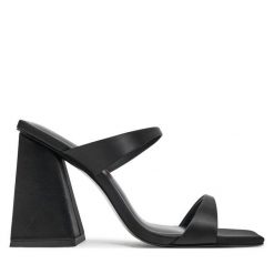 Klapki Just Cavalli. Czarne klapki damskie Just Cavalli, bez wzorów, bez obcasa. Za 669.99 zł.