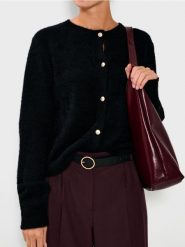 Sweter z ozdobnymi guzikami - czarny. Czarne swetry damskie Sinsay, l, bez wzorów, bez kołnierzyka, bez ramiączek, bez kaptura. Za 59.99 zł.