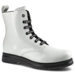 Białe Botki Tommy Hilfiger Damskie Wygodne Obuwie. Białe kozaki damskie Tommy Hilfiger, z jeansu, bez obcasa, na płaskiej podeszwie. Za 359.00 zł.