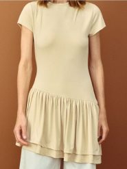 Sukienka z asymetrycznym dołem - beżowy. Brązowe sukienki damskie Sinsay, l, bez wzorów, z asymetrycznym kołnierzem, bez ramiączek, asymetryczne. Za 24.99 zł.